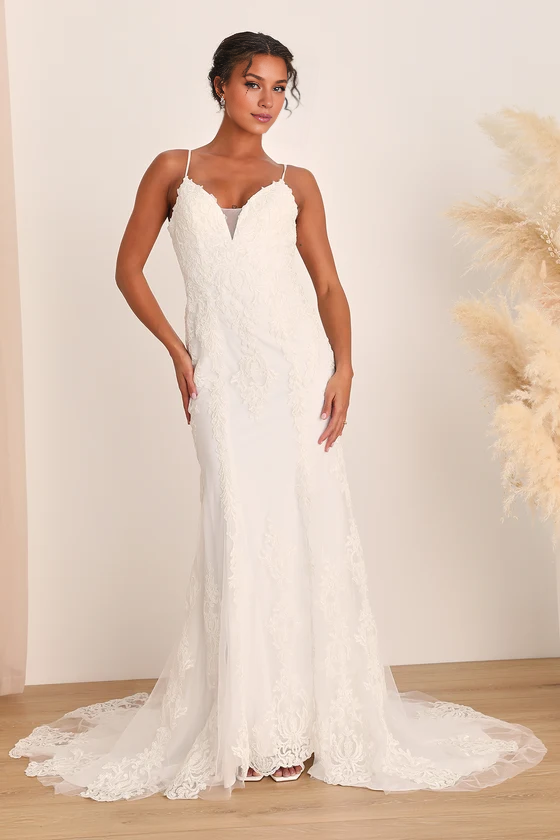 Robe de mariée sirène en dentelle brodée blanche à bretelles spaghetti et dos nu avec traîne