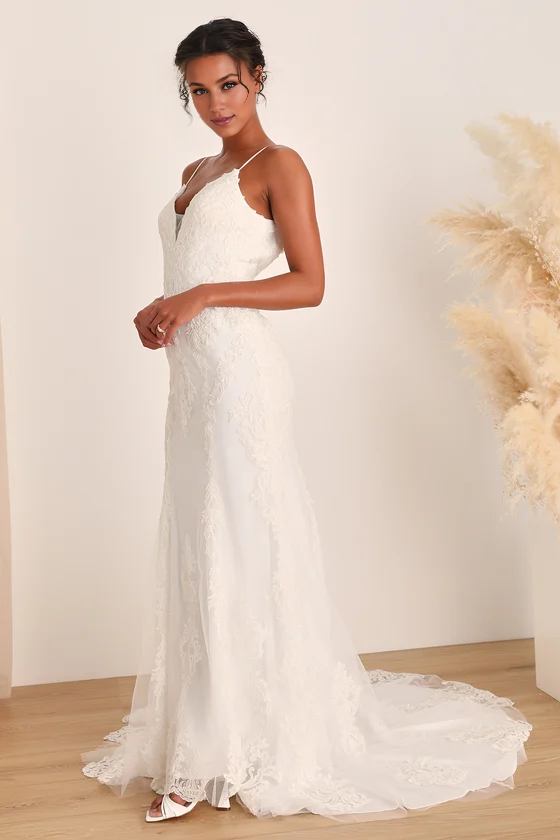Robe de mariée sirène en dentelle brodée blanche à bretelles spaghetti et dos nu avec traîne