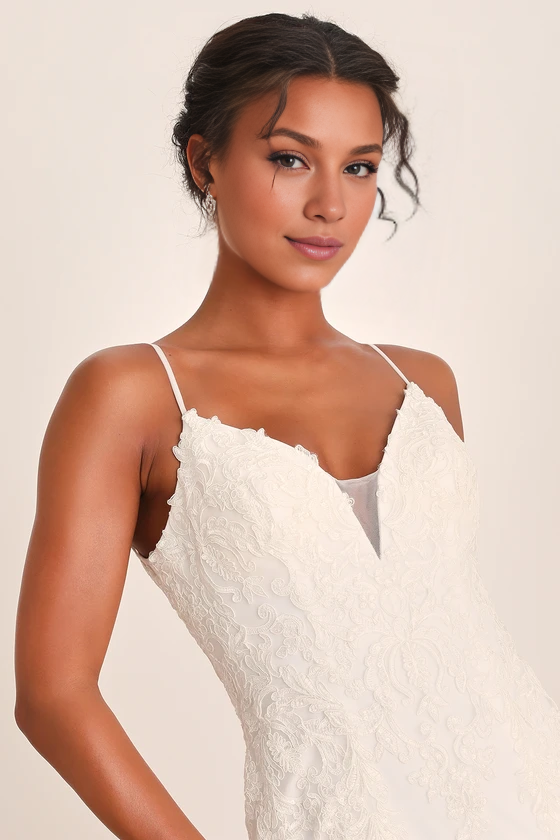 Robe de mariée sirène en dentelle brodée blanche à bretelles spaghetti et dos nu avec traîne