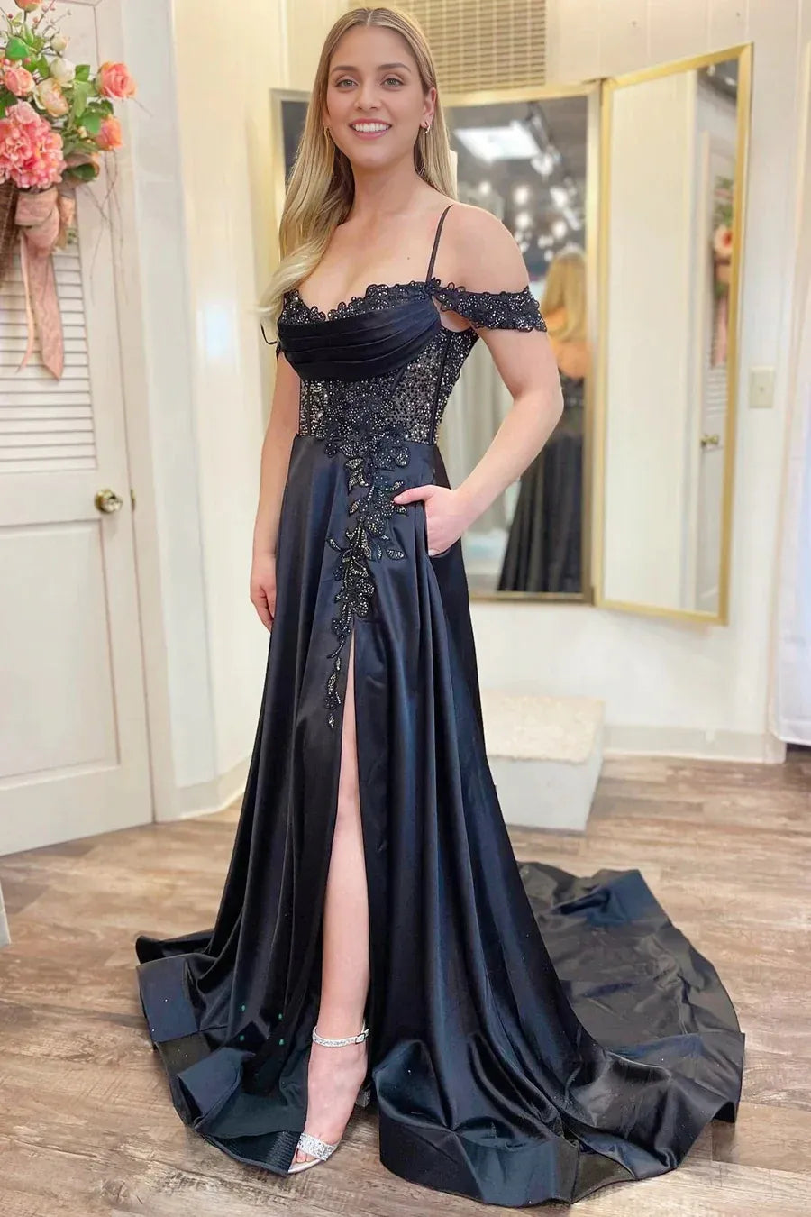 Robe de bal trapèze noire à bretelles spaghetti et appliques, épaules dénudées, avec fente 