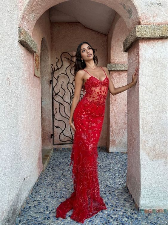 Robe de bal fourreau longue en dentelle rouge à bretelles spaghetti et longueur au sol 