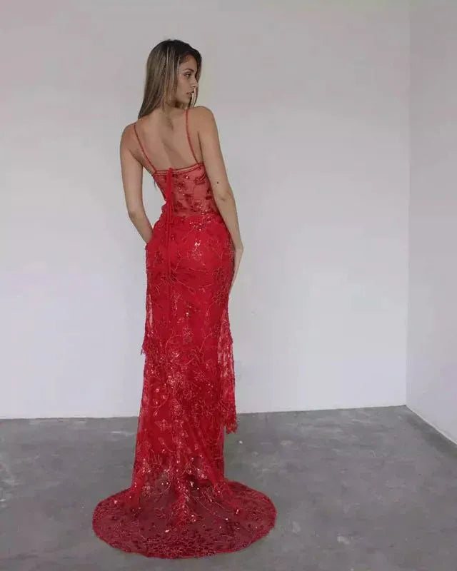 Robe de bal fourreau longue en dentelle rouge à bretelles spaghetti et longueur au sol 