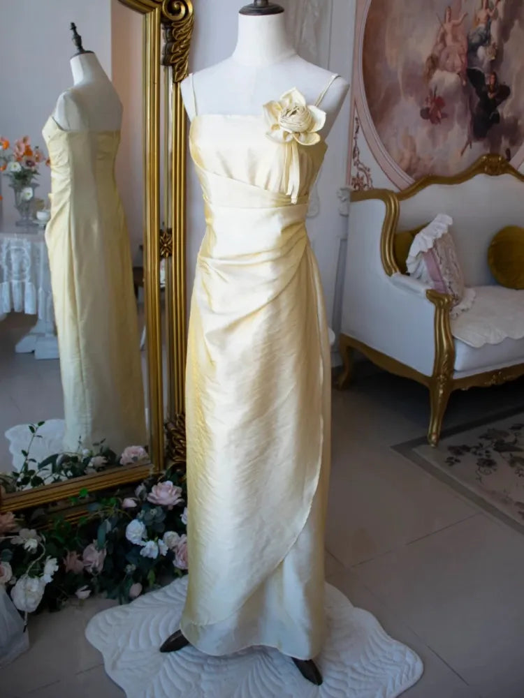 Robe de soirée fourreau à bretelles spaghetti, longueur au sol, couleur or clair, motif floral vintage, style princesse féerique