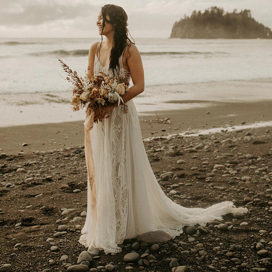 Robe de mariée bohème simple à bretelles spaghetti et col en V avec traîne 