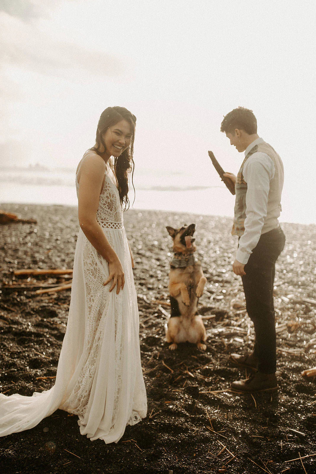 Robe de mariée bohème simple à bretelles spaghetti et col en V avec traîne 