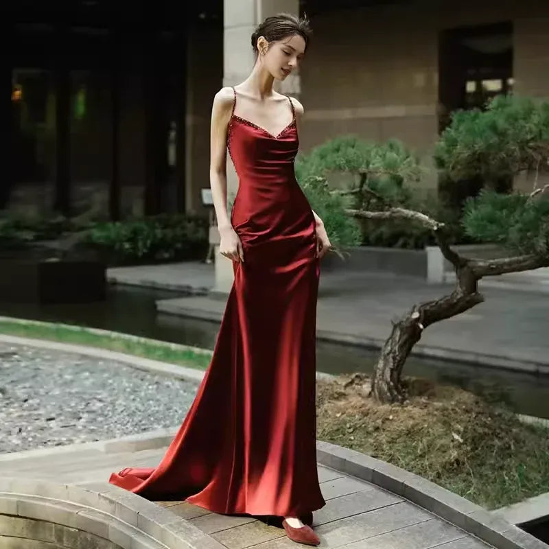 Robe de bal sirène sexy en satin bordeaux à bretelles spaghetti et dos ouvert avec traîne 