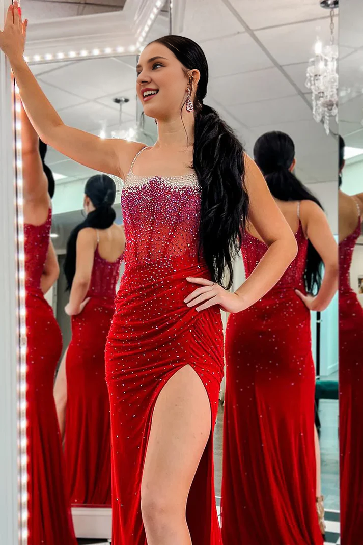 Vestidos de fiesta largos de sirena con tirantes finos, escote redondo rojo, cuentas y cola 