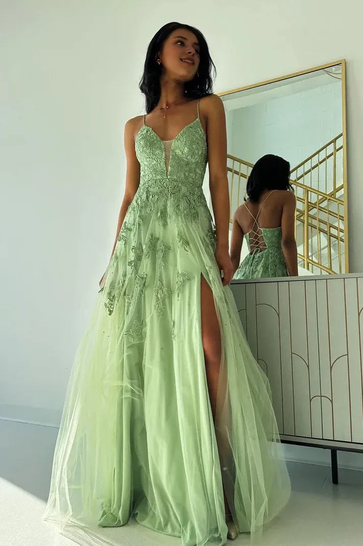 Robe de bal longue en tulle vert sauge à bretelles spaghetti et col en V avec fente 