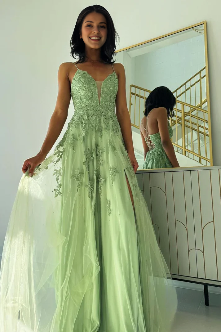 Robe de bal longue en tulle vert sauge à bretelles spaghetti et col en V avec fente 