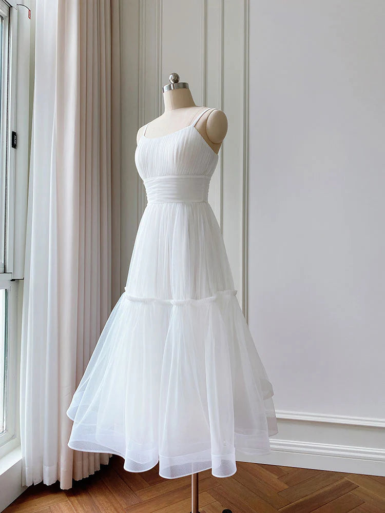 Robe de bal courte en tulle à bretelles spaghetti et coupe trapèze 