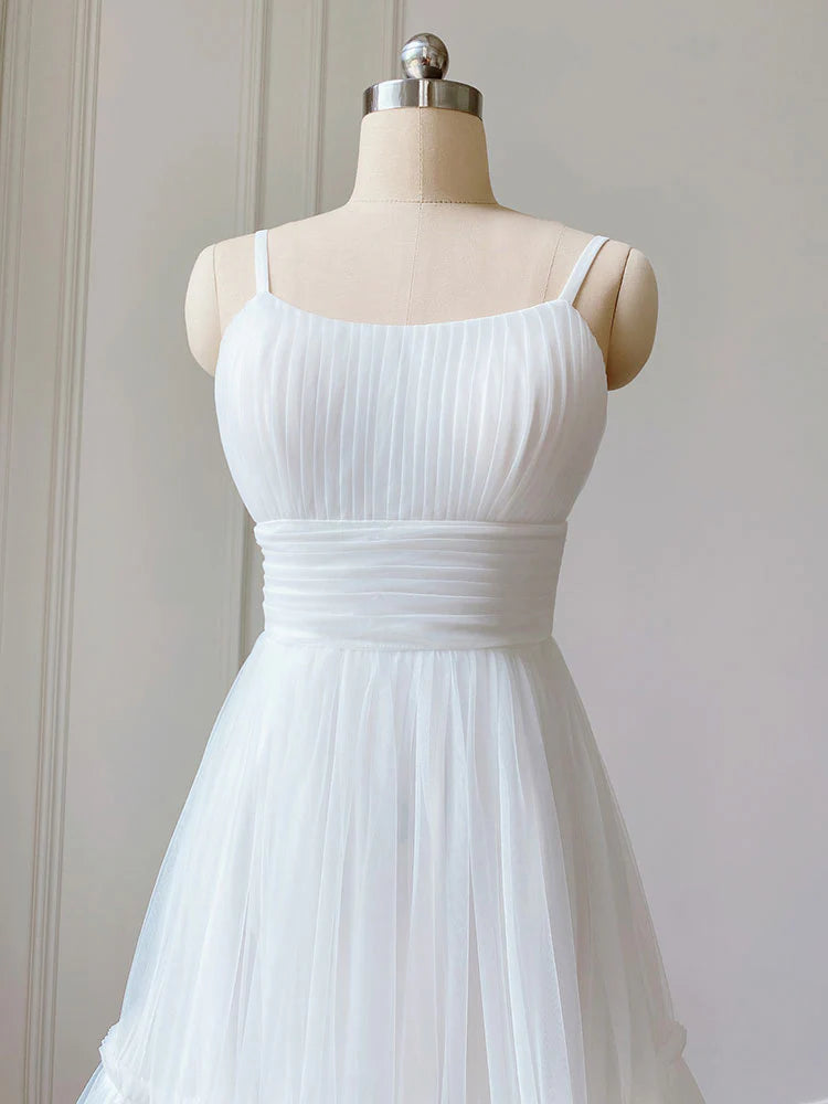 Robe de bal courte en tulle à bretelles spaghetti et coupe trapèze 