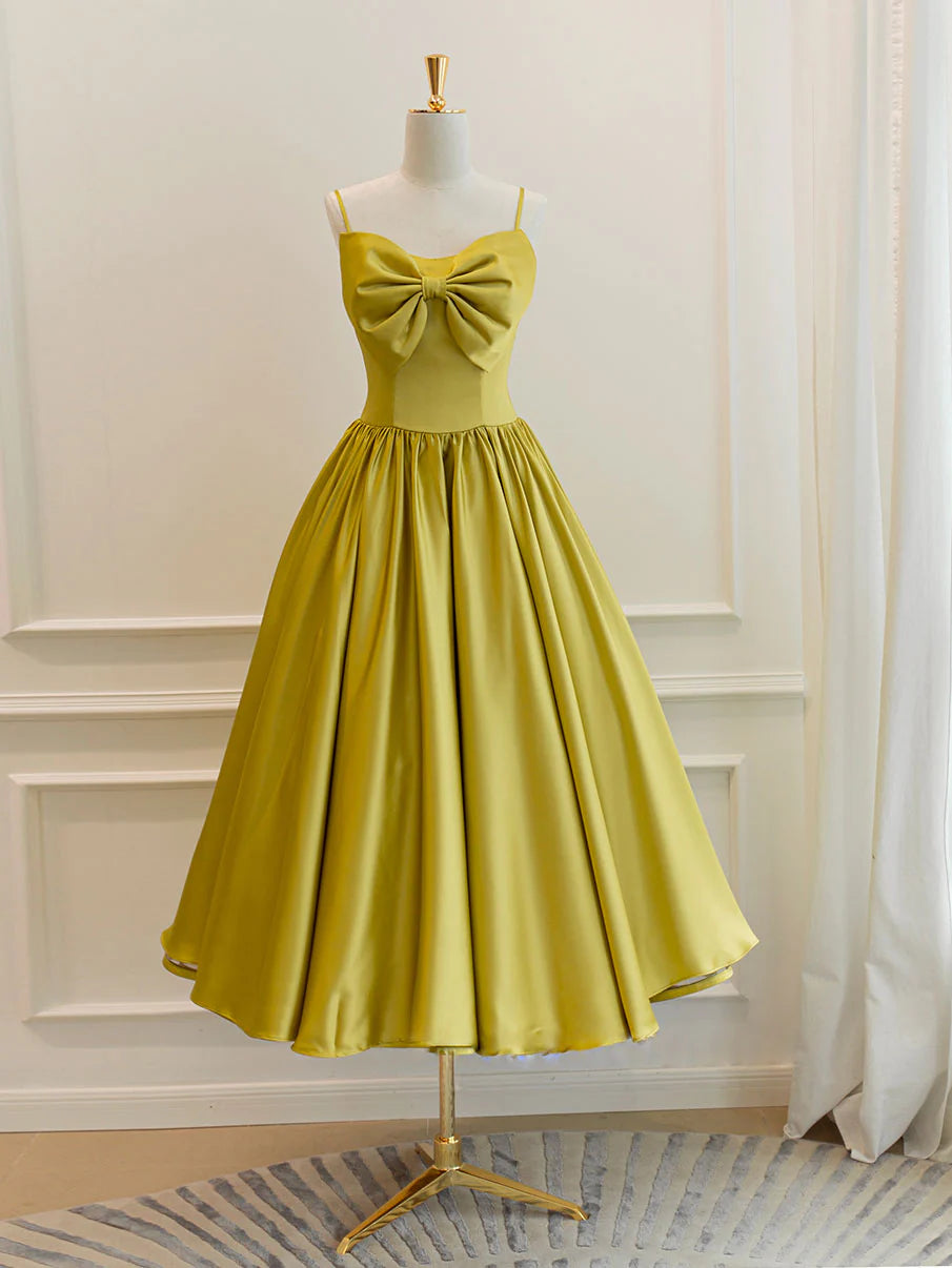 Robe de bal simple en satin jaune à bretelles spaghetti et nœud 