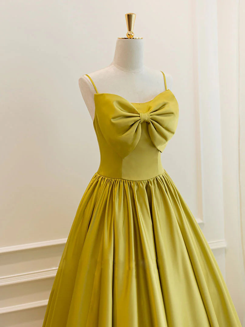 Robe de bal simple en satin jaune à bretelles spaghetti et nœud 