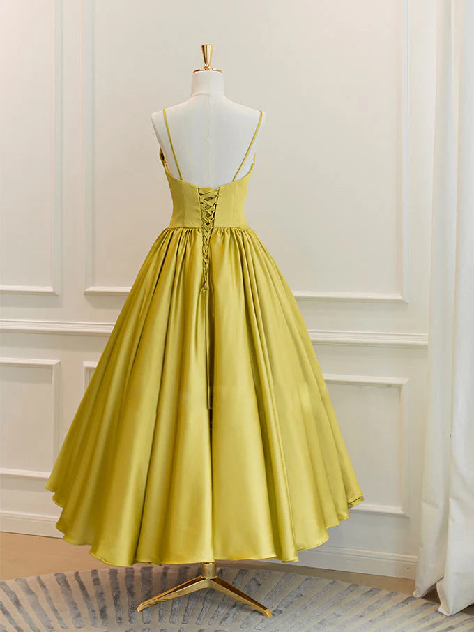 Robe de bal simple en satin jaune à bretelles spaghetti et nœud 