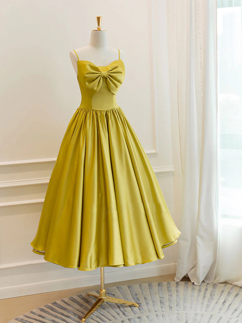 Robe de bal simple en satin jaune à bretelles spaghetti et nœud 