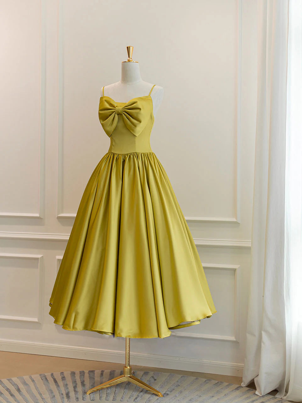 Robe de bal simple en satin jaune à bretelles spaghetti et nœud 