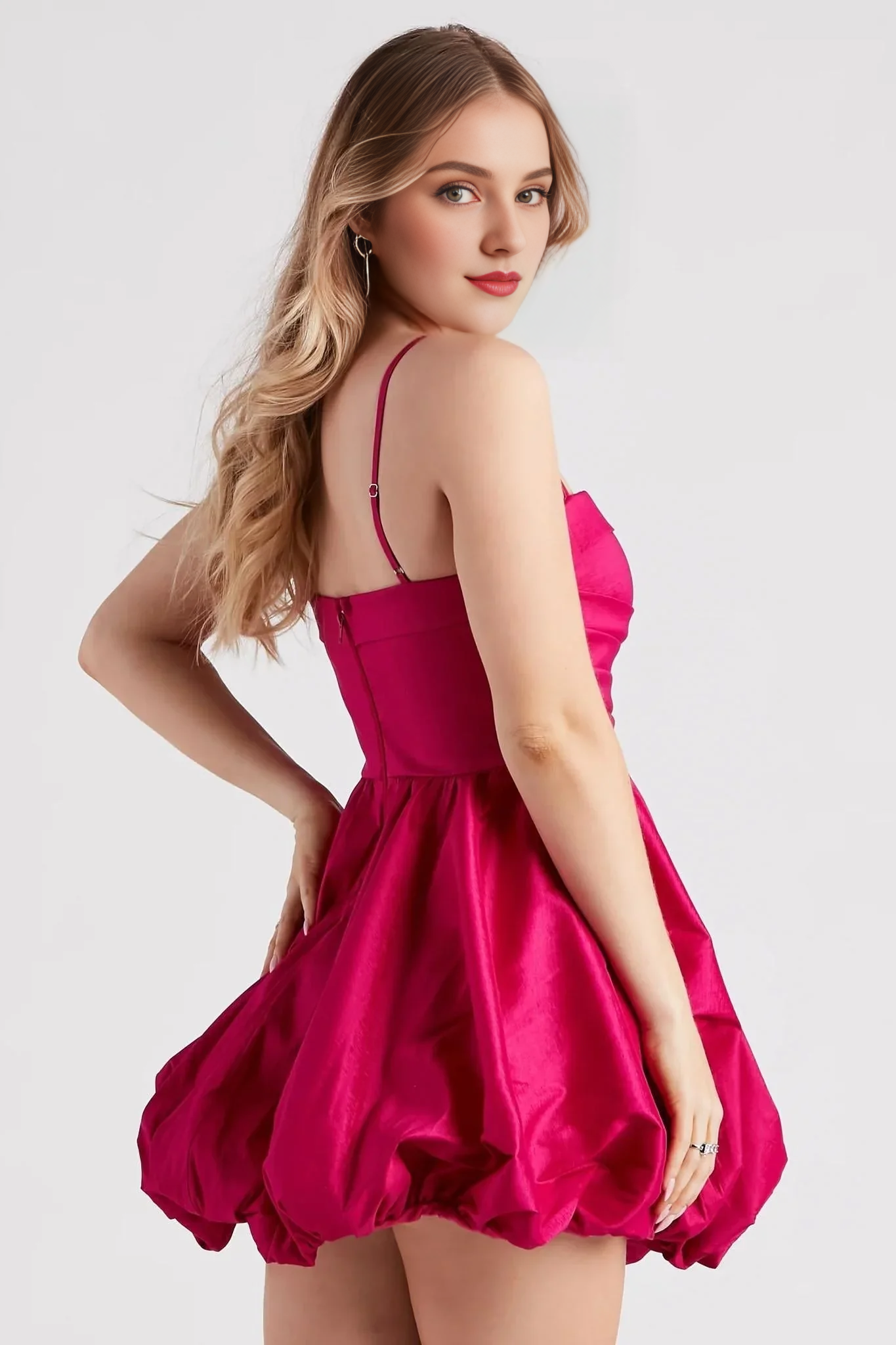 Vestido corto de fiesta con tirantes finos, sin mangas y hombros descubiertos 