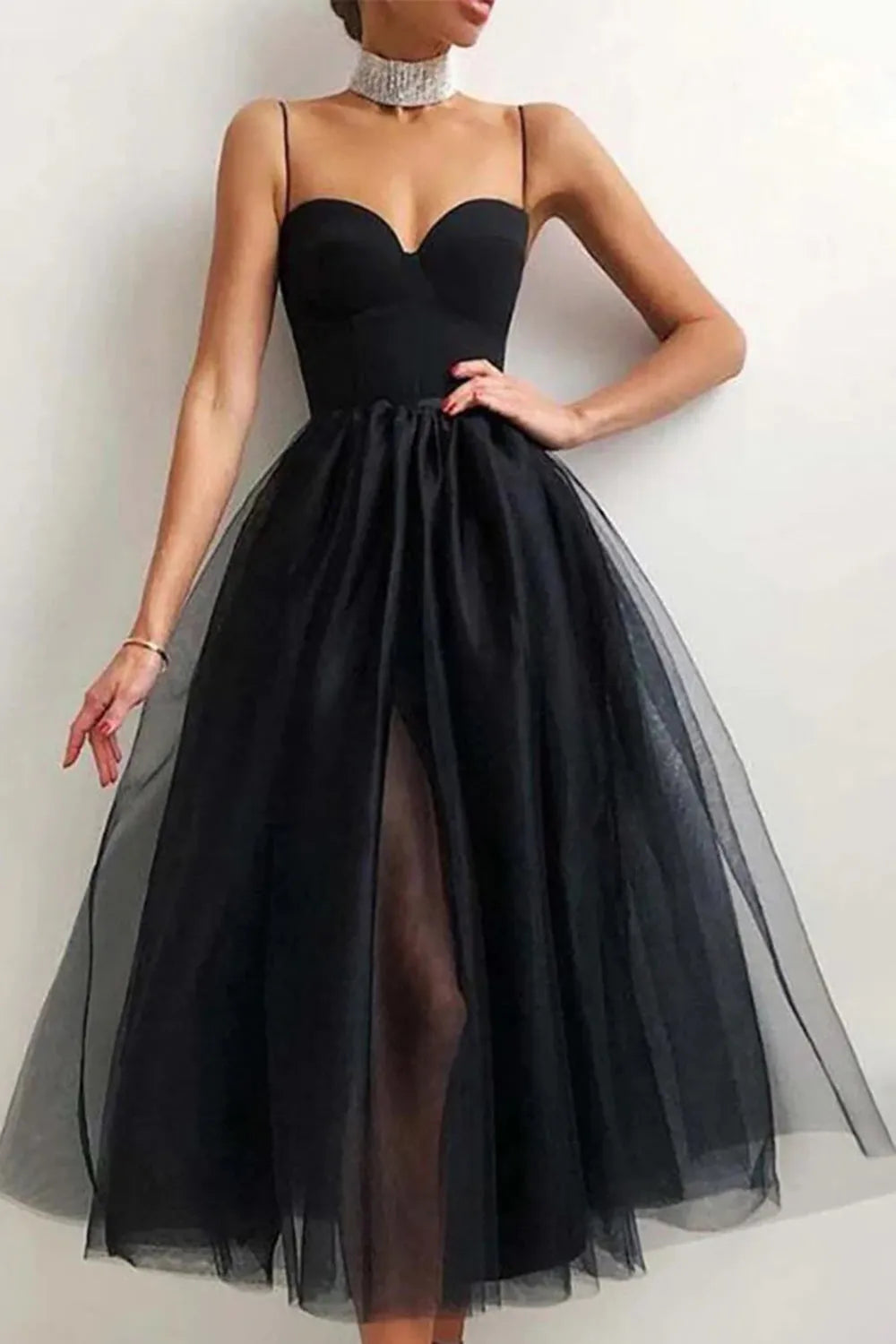 Vestido de fiesta sencillo de tul con tirantes finos, corte A, largo hasta la rodilla y abertura 