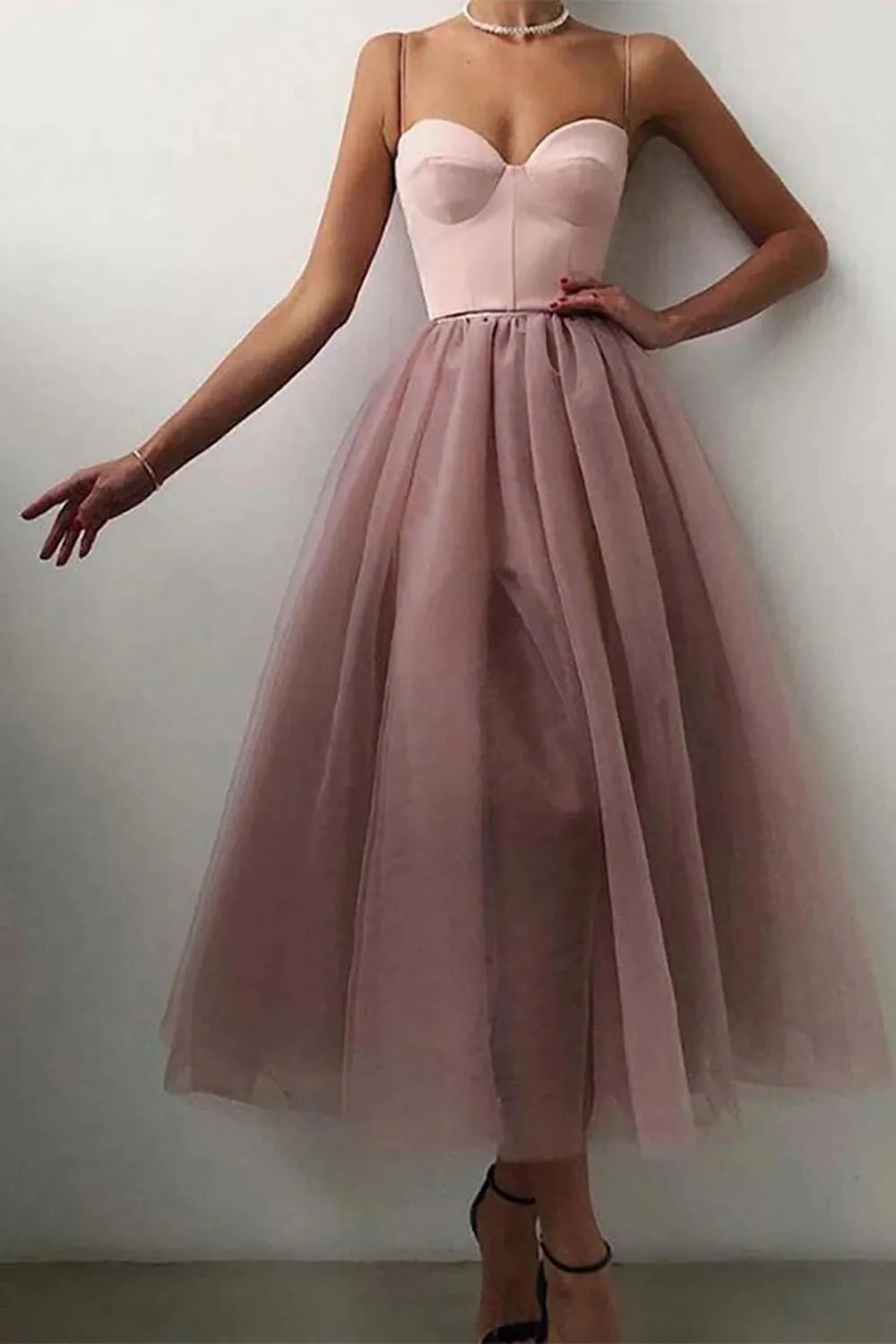 Robe de bal trapèze en tulle à bretelles spaghetti, longueur thé, simple et fendue 