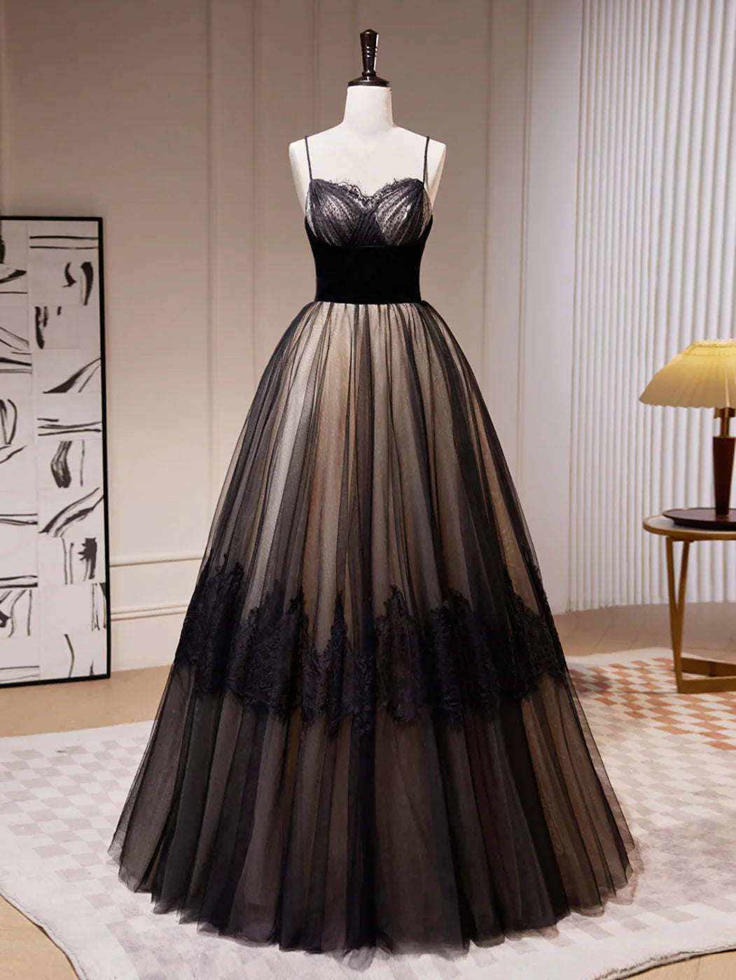 Robe de soirée longue noire en tulle et dentelle pour femme, coupe trapèze, bretelles spaghetti, disponible en magasin. 