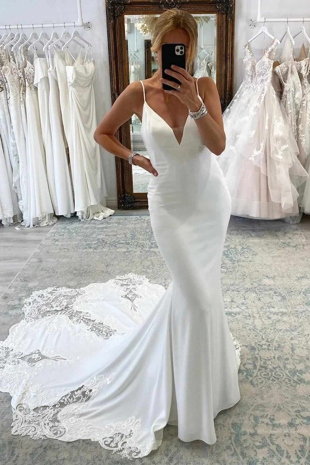 Robe de mariée sirène à bretelles spaghetti et col en V, traîne en satin blanc et dentelle minimaliste