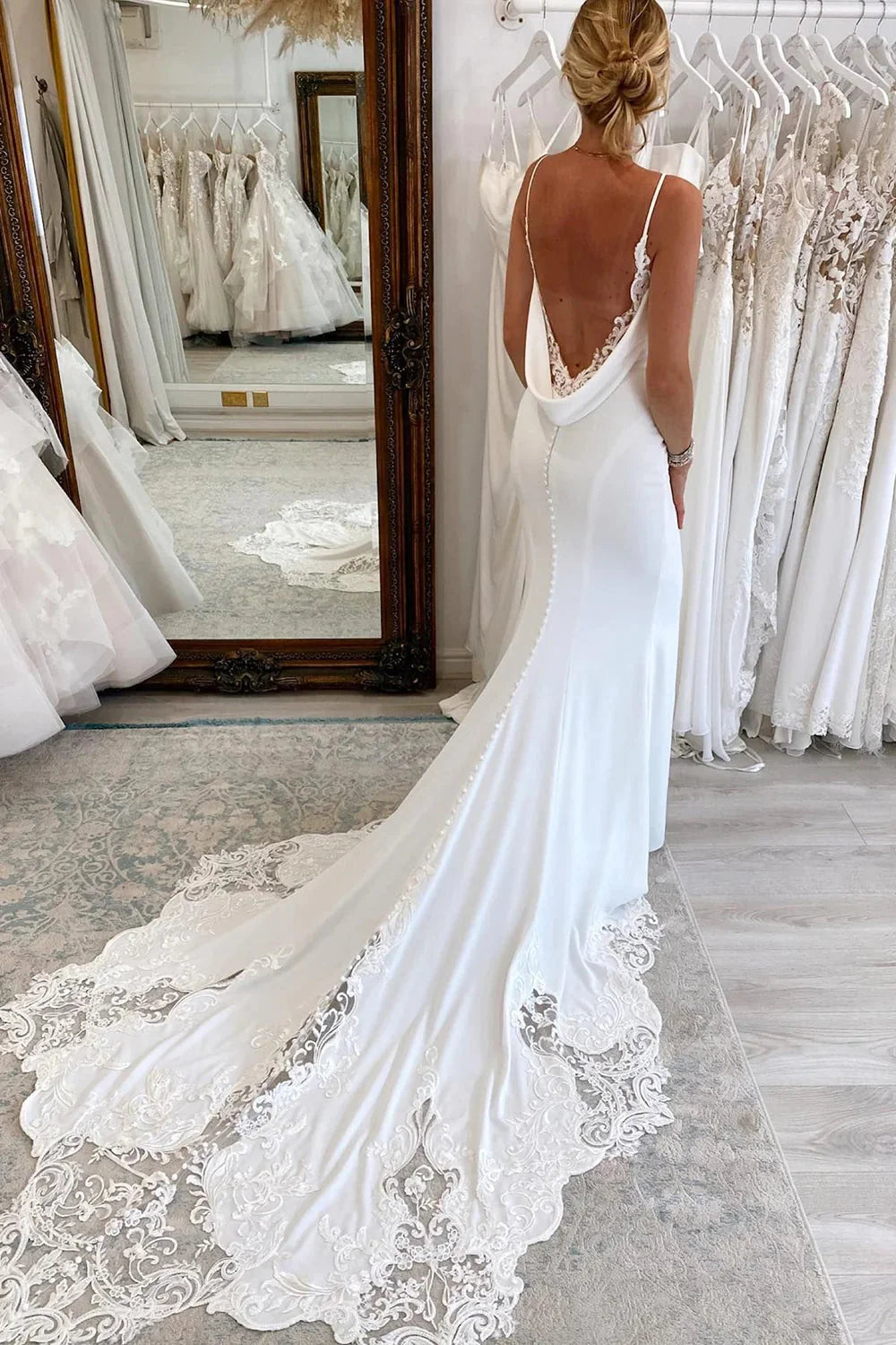 Robe de mariée sirène à bretelles spaghetti et col en V, traîne en satin blanc et dentelle minimaliste