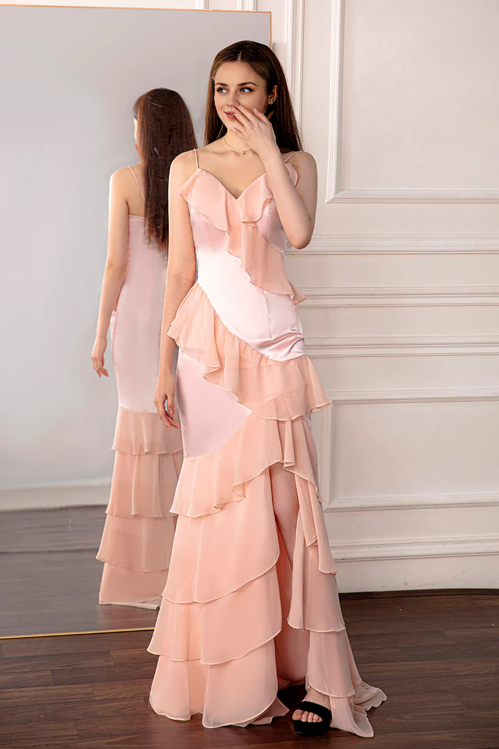 Robe de bal rose clair à bretelles spaghetti, col en V, volants multicouches et fente