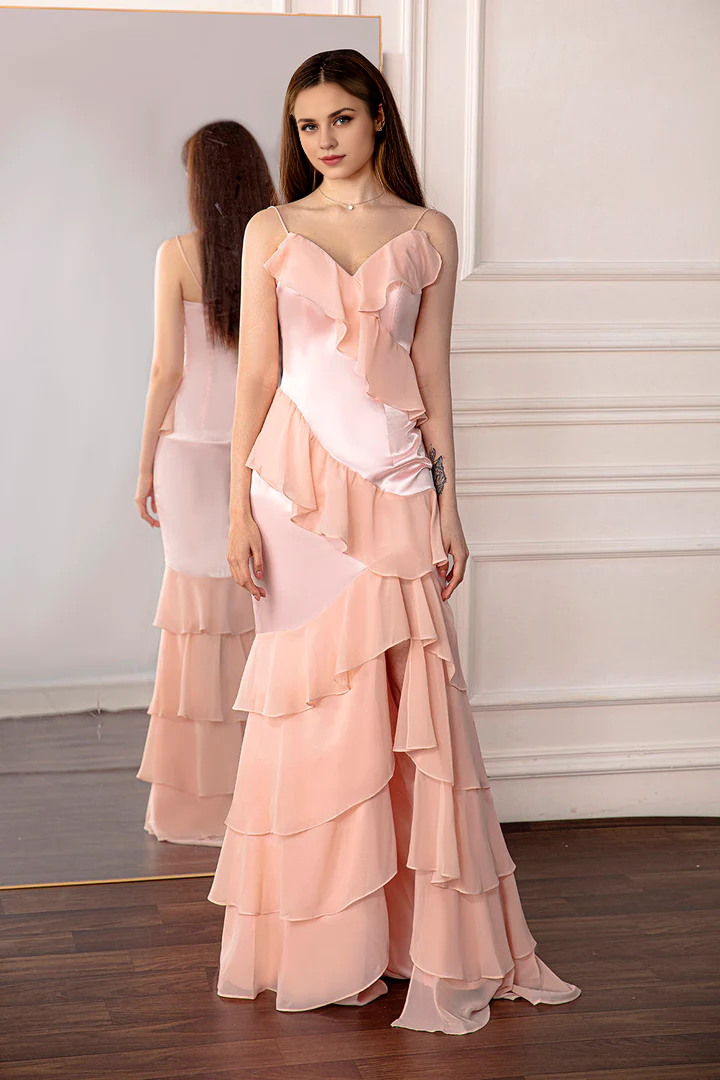 Robe de bal rose clair à bretelles spaghetti, col en V, volants multicouches et fente