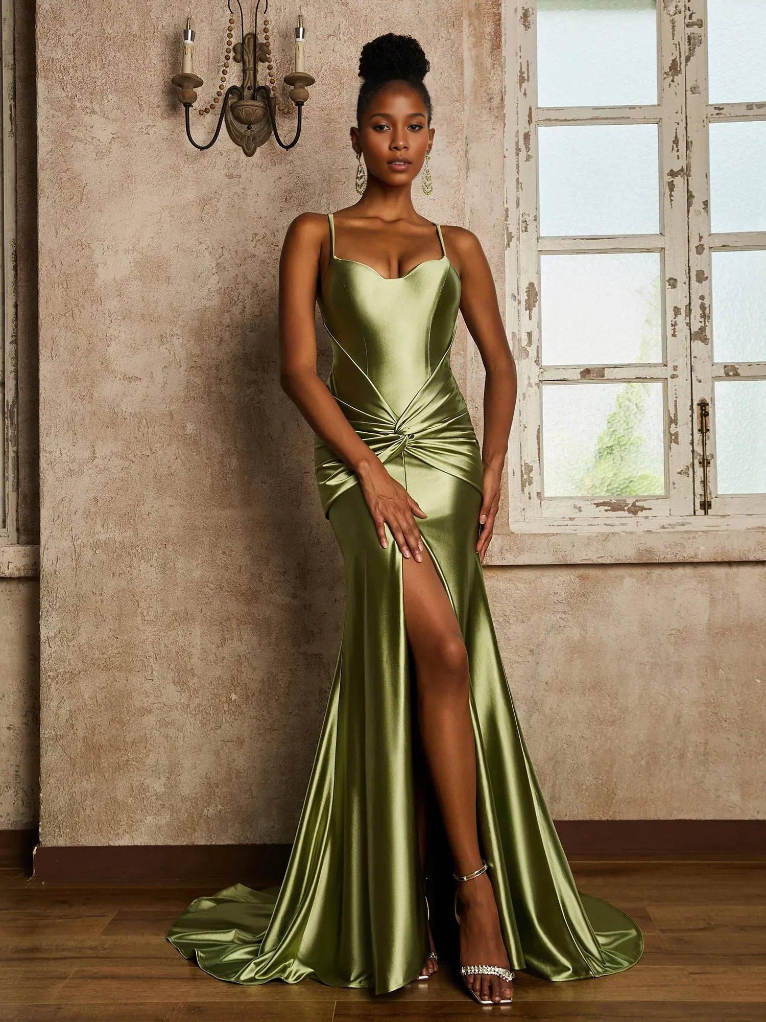Robe sirène plissée en satin extensible à bretelles spaghetti et taille haute, couleur sauge poussiéreuse avec fente 