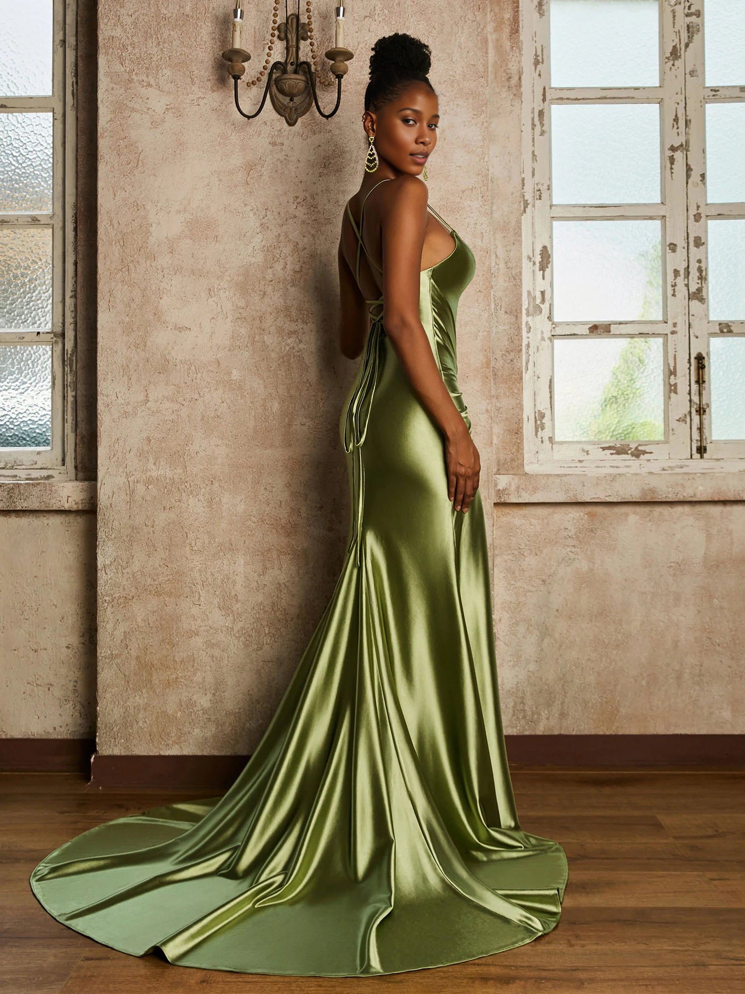 Robe sirène plissée en satin extensible à bretelles spaghetti et taille haute, couleur sauge poussiéreuse avec fente 