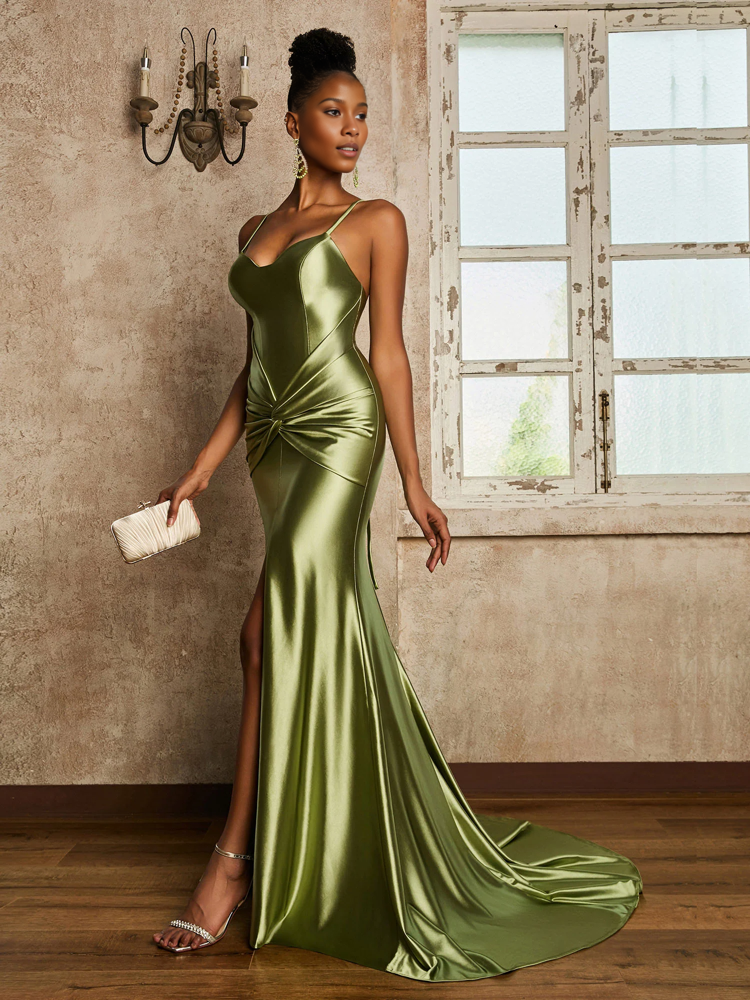 Robe sirène plissée en satin extensible à bretelles spaghetti et taille haute, couleur sauge poussiéreuse avec fente 