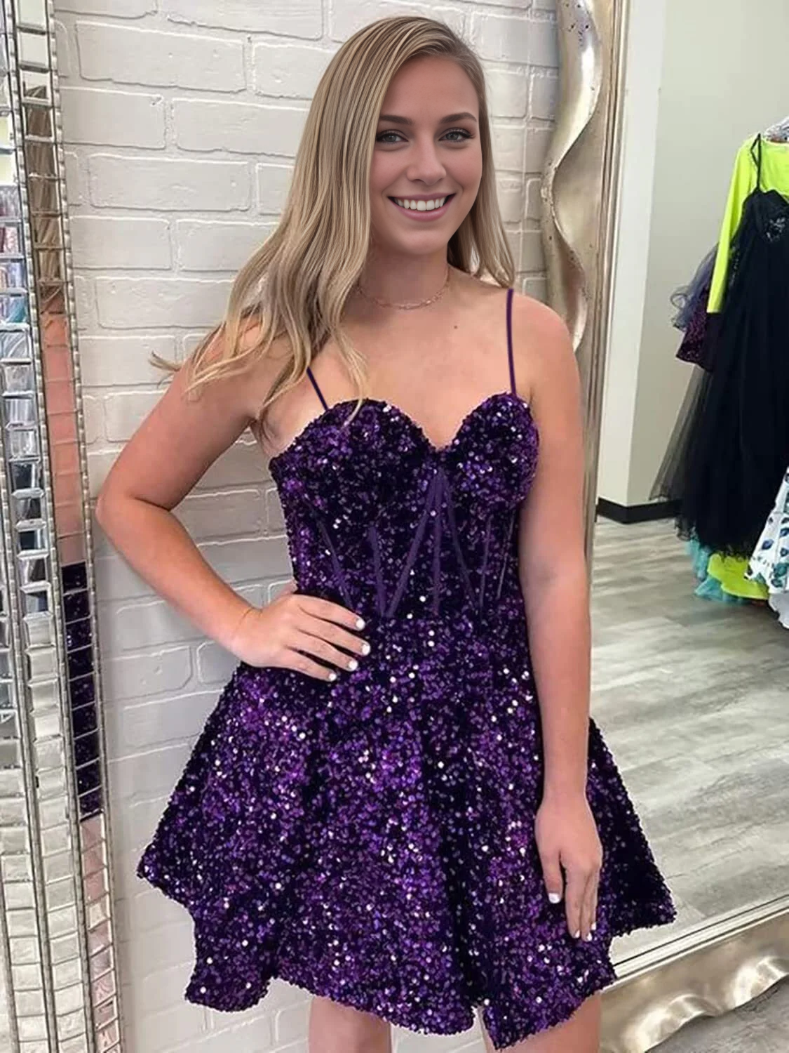 Robe de soirée courte à bretelles spaghetti et paillettes, coupe trapèze, décolleté en cœur