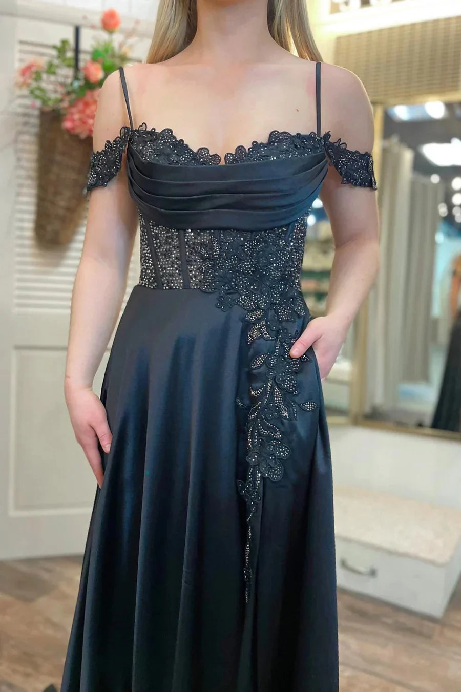 Robe de bal trapèze noire à bretelles spaghetti et appliques, épaules dénudées, avec fente 