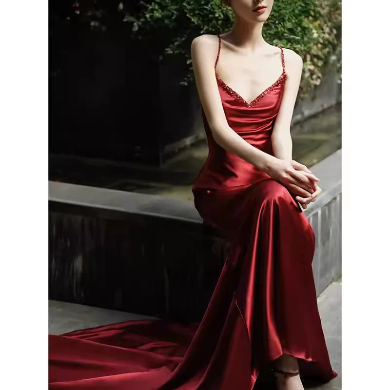 Robe de bal sirène sexy en satin bordeaux à bretelles spaghetti et dos ouvert avec traîne 