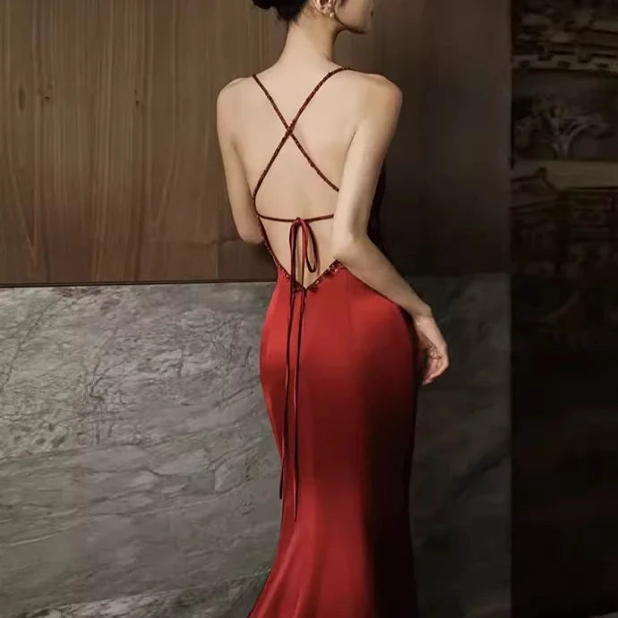 Robe de bal sirène sexy en satin bordeaux à bretelles spaghetti et dos ouvert avec traîne 