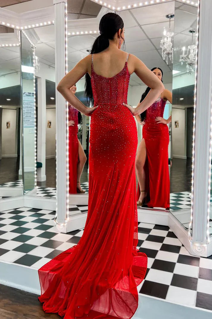 Vestidos de fiesta largos de sirena con tirantes finos, escote redondo rojo, cuentas y cola 