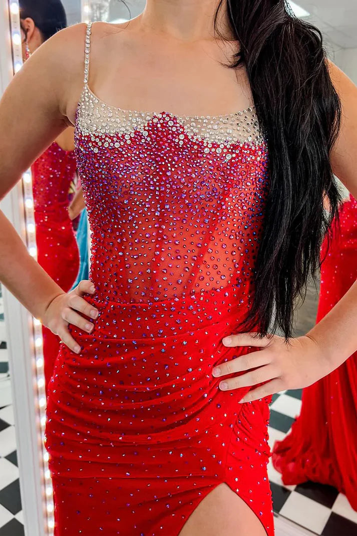 Vestidos de fiesta largos de sirena con tirantes finos, escote redondo rojo, cuentas y cola 