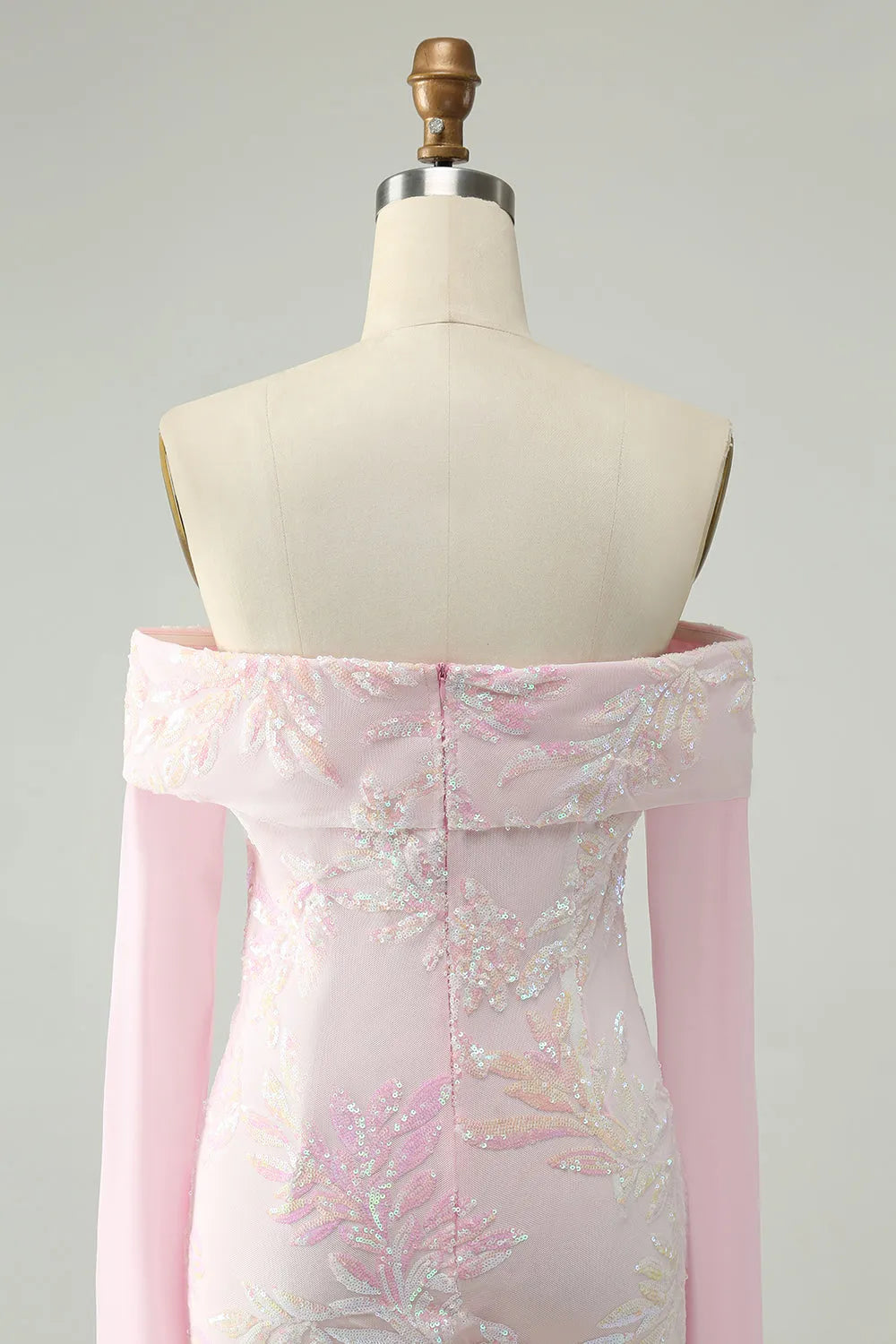 Robe moulante à paillettes scintillantes et épaules dénudées, manches longues