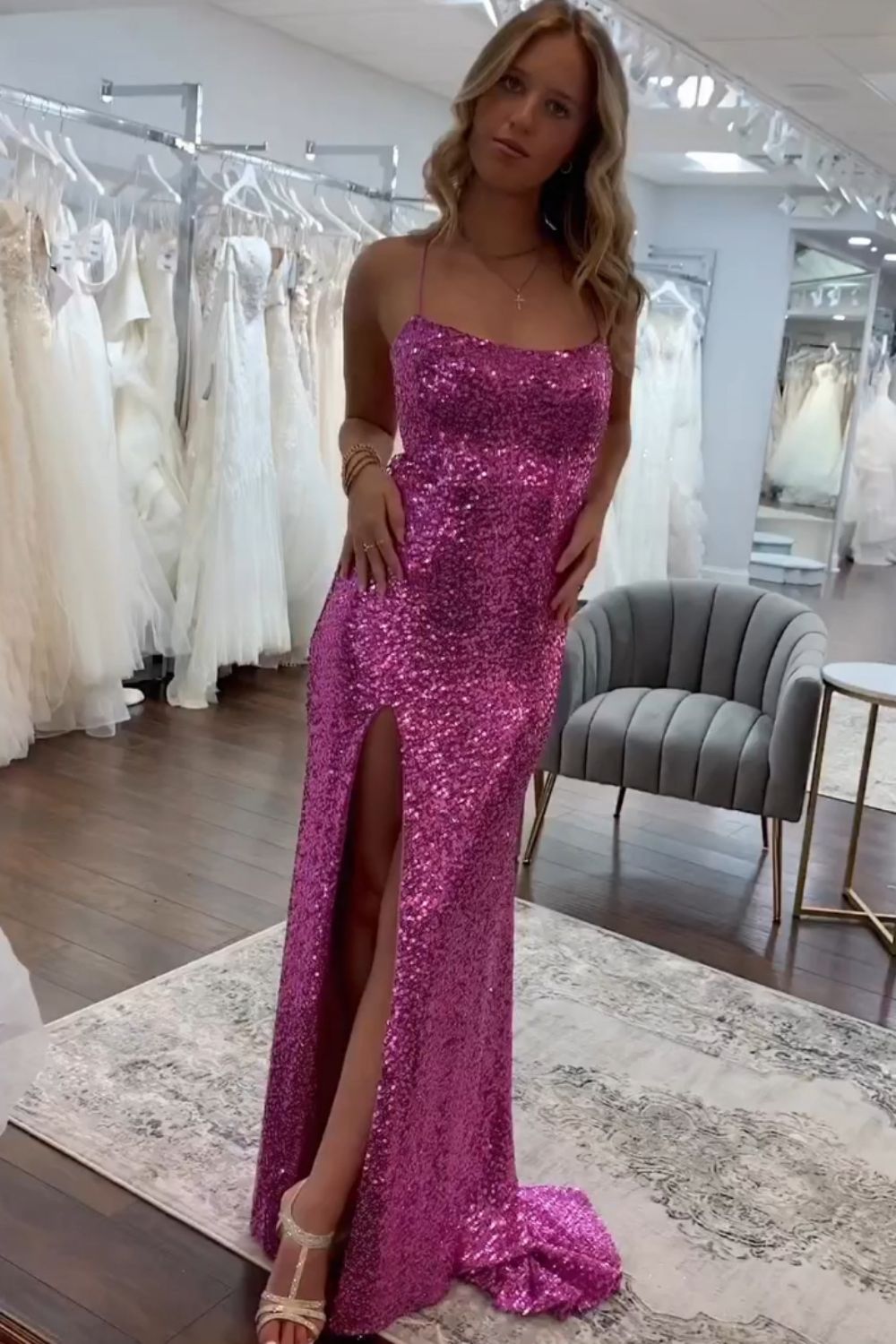 Vestido de fiesta largo con tirantes finos y sirena con lentejuelas brillantes de Weitese con abertura