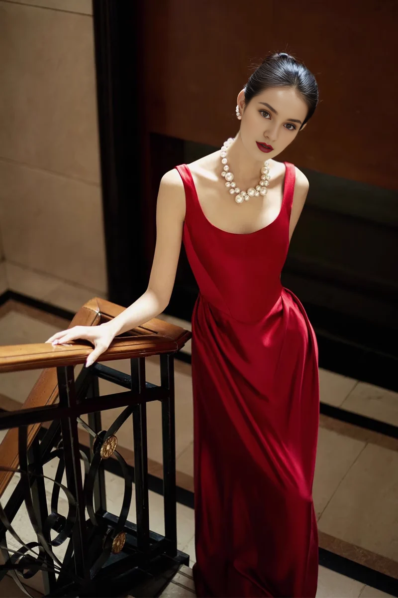 Robe de bal longue en satin rouge, col carré, sans manches, simple, bretelles trapèze 