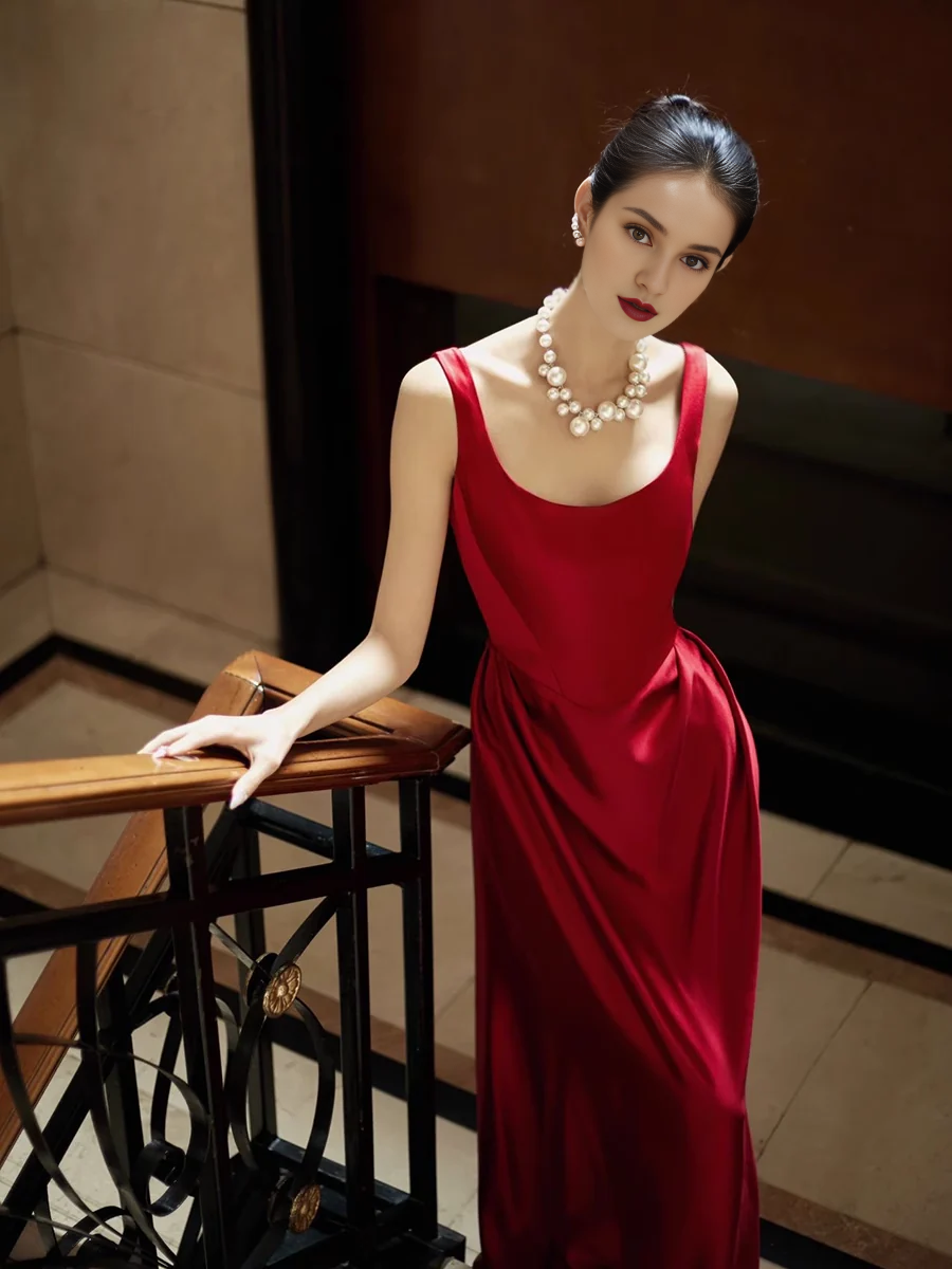 Robe de bal longue en satin rouge, col carré, sans manches, simple, bretelles trapèze 