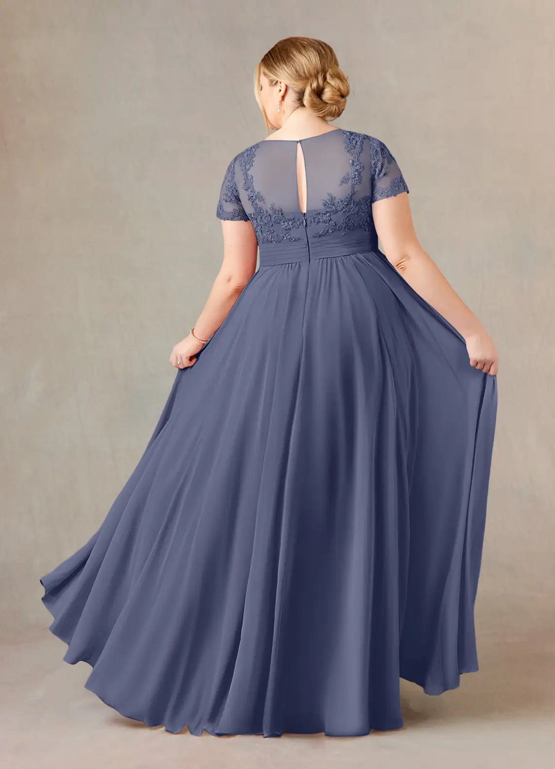 Robe Weitese Fashion Stormy A-Line en mousseline de soie et dentelle, longueur au sol, manches courtes, col rond, plissée, grande taille, pour mère de la mariée 