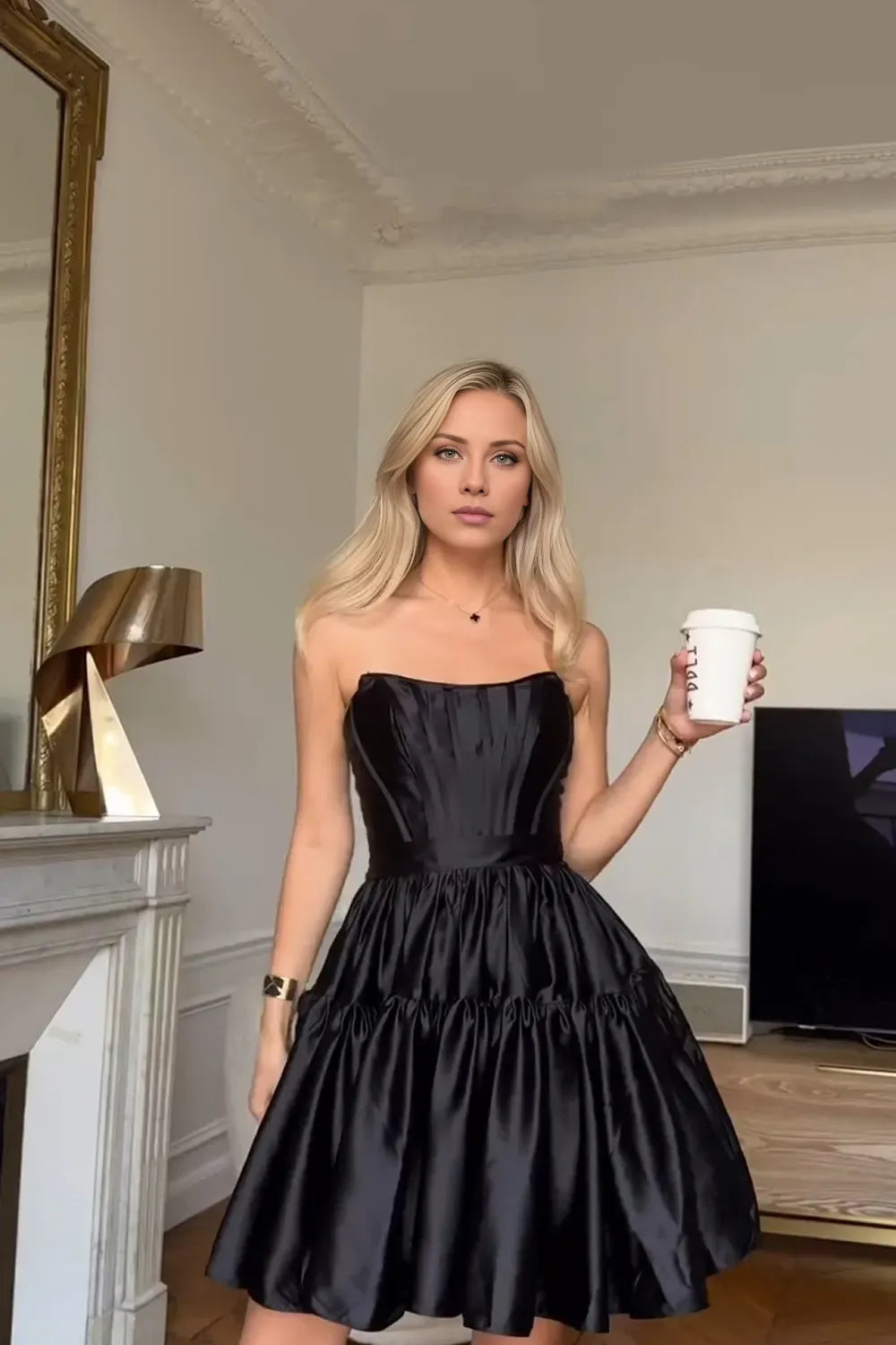 Robe de soirée courte bustier en satin avec corset et ligne A