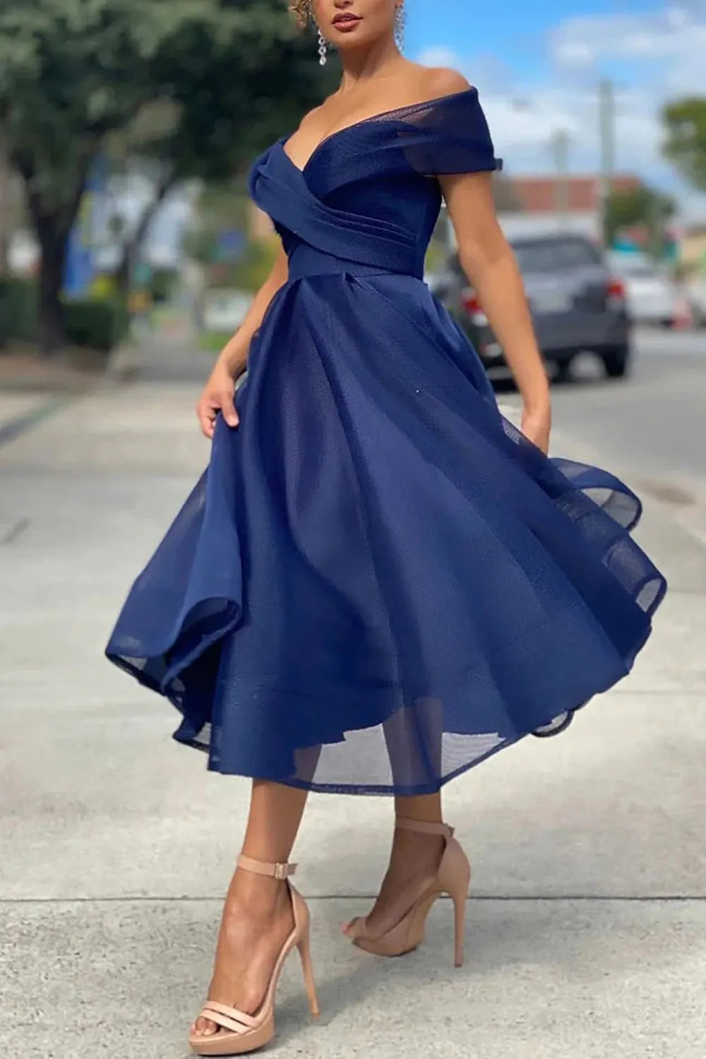 Robe de bal trapèze bustier en tulle à épaules dénudées et longueur thé