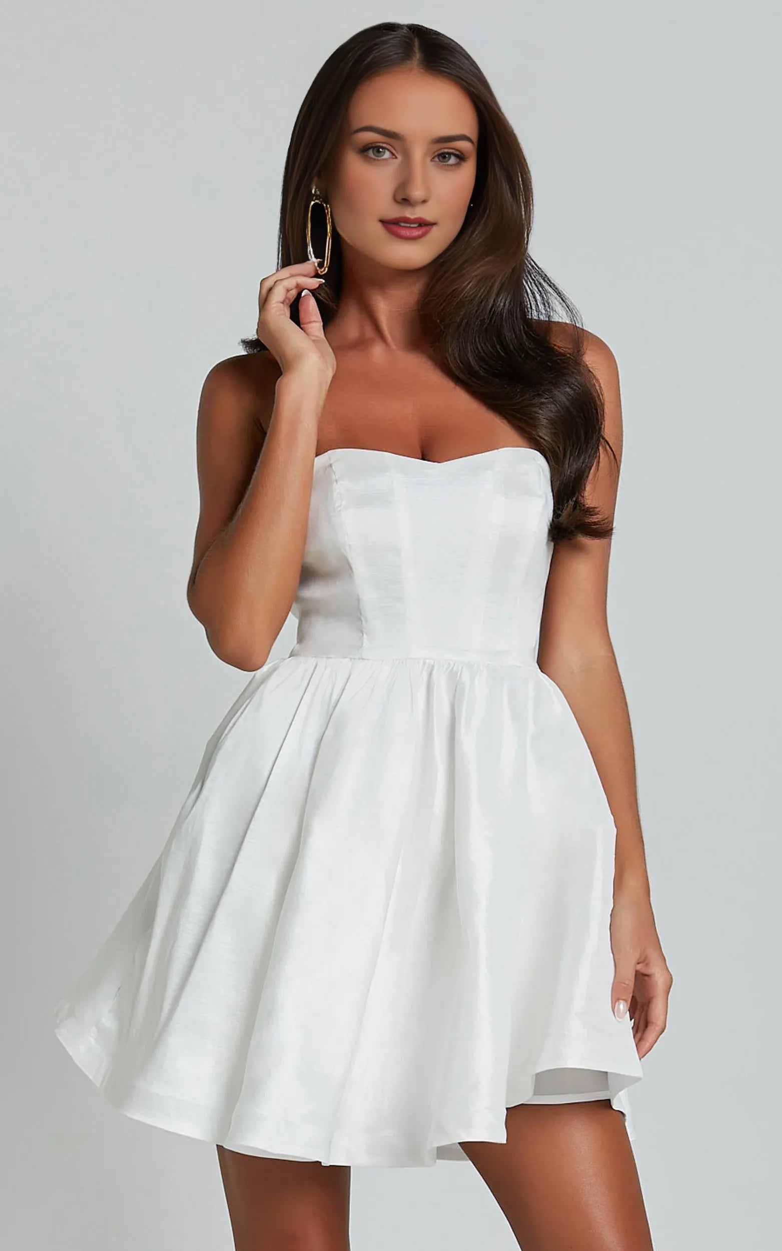 Strapless Sweetheart Fit And Flare Knee-Length Dress White A-Line Solid Color Simple Satin Backless Homecoming Dress