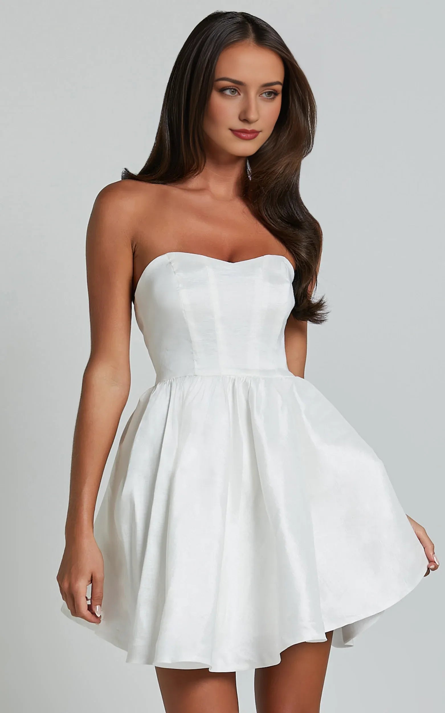 Strapless Sweetheart Fit And Flare Knee-Length Dress White A-Line Solid Color Simple Satin Backless Homecoming Dress