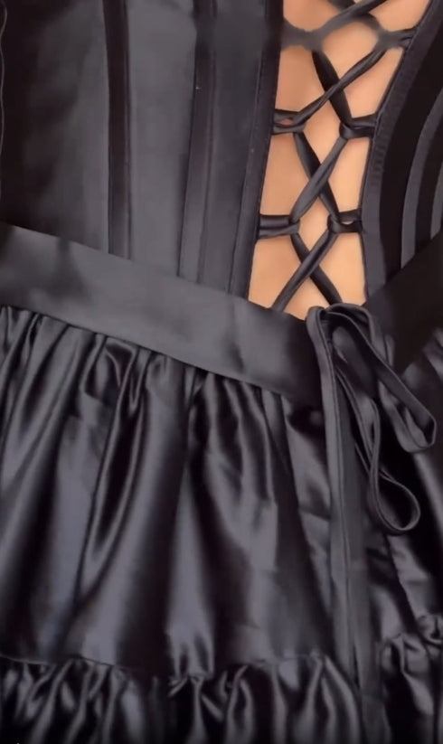 Robe de soirée courte bustier en satin avec corset et ligne A