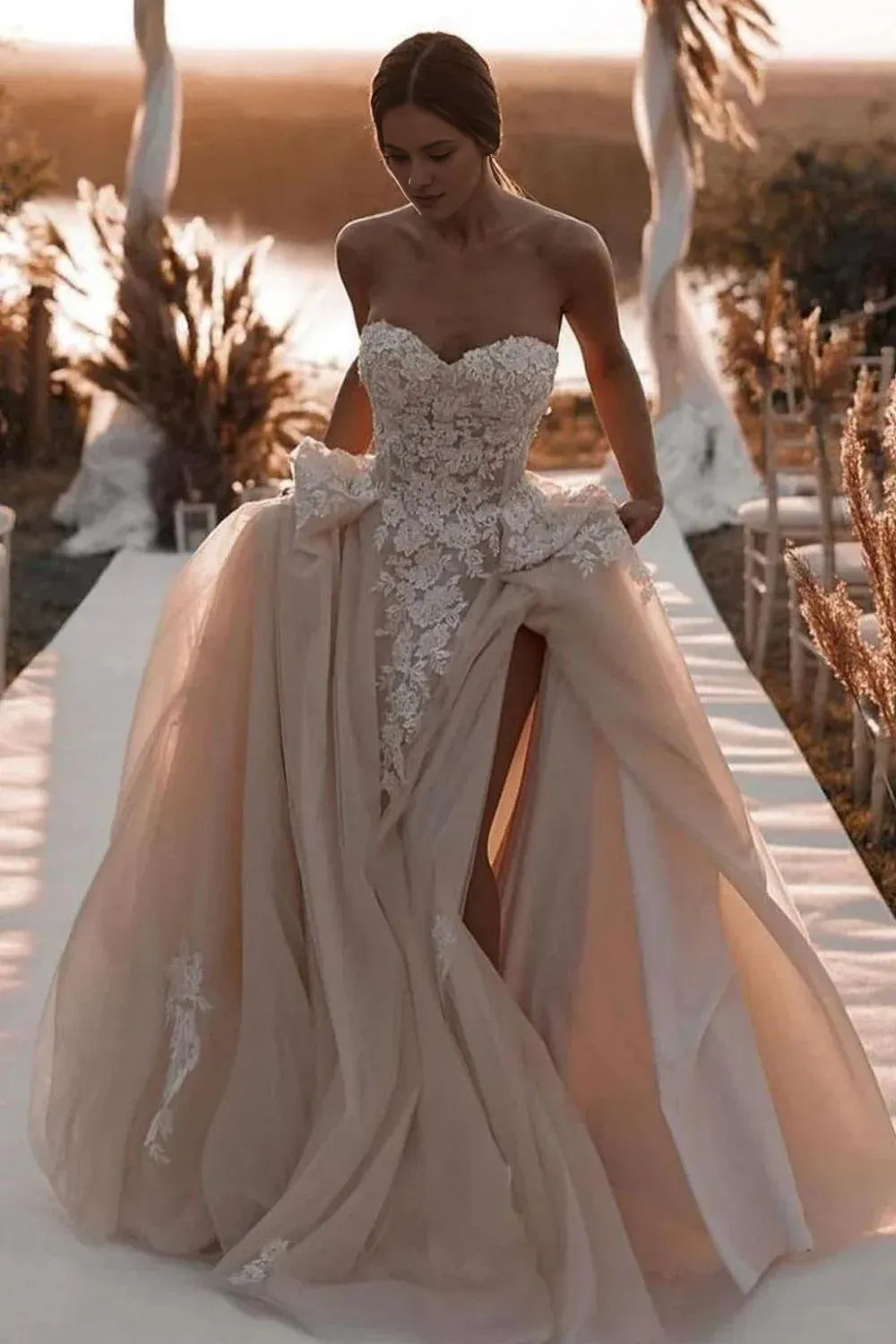 Robe de mariée longue bustier magnifique coupe trapèze avec décolleté en cœur et appliques