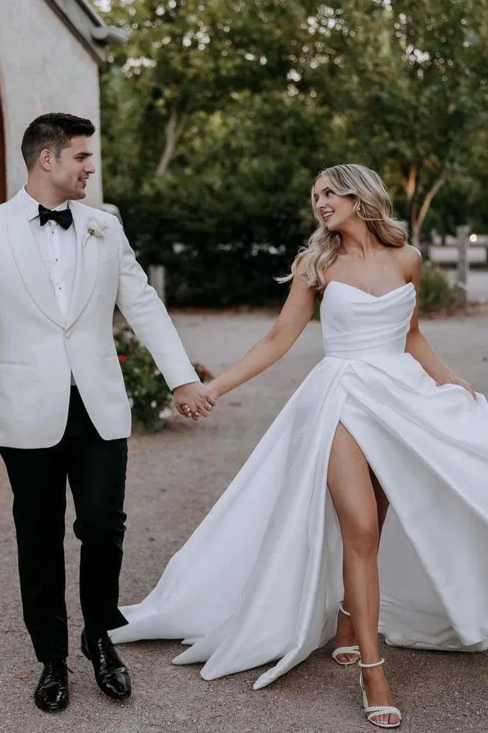 Robe de mariée longue bustier simple coupe trapèze avec décolleté en cœur et fente sur le devant