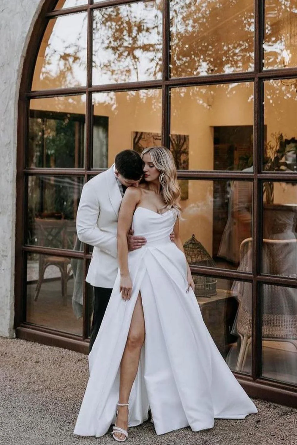 Robe de mariée longue bustier simple coupe trapèze avec décolleté en cœur et fente sur le devant